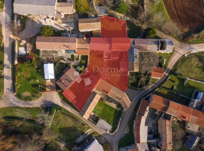 NEPREMIČNINE ZA MANJŠI KOMPLEKS ZASEBNIH HIŠ