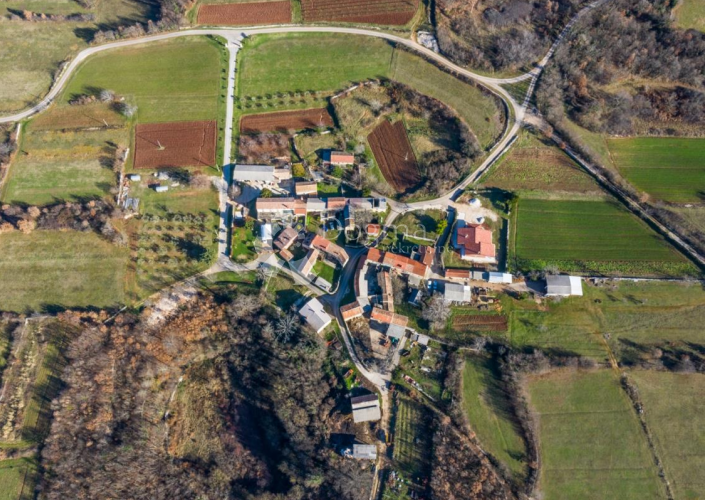 NEPREMIČNINE ZA MANJŠI KOMPLEKS ZASEBNIH HIŠ