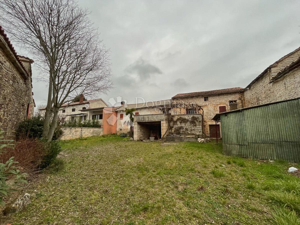 NEPREMIČNINE ZA MANJŠI KOMPLEKS ZASEBNIH HIŠ