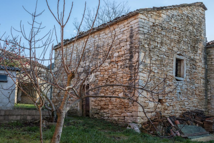 NEPREMIČNINE ZA MANJŠI KOMPLEKS ZASEBNIH HIŠ