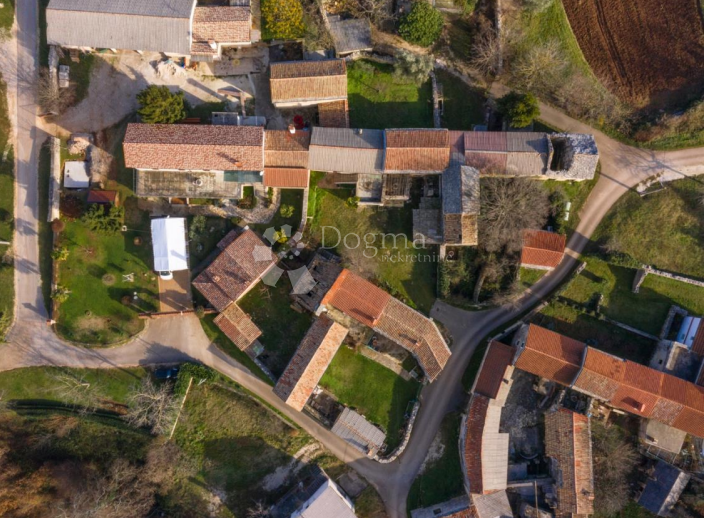NEPREMIČNINE ZA MANJŠI KOMPLEKS ZASEBNIH HIŠ