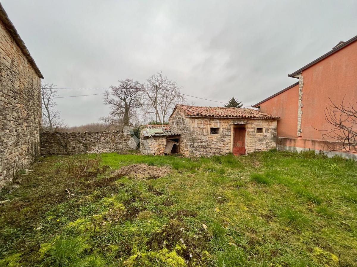 NEPREMIČNINE ZA MANJŠI KOMPLEKS ZASEBNIH HIŠ