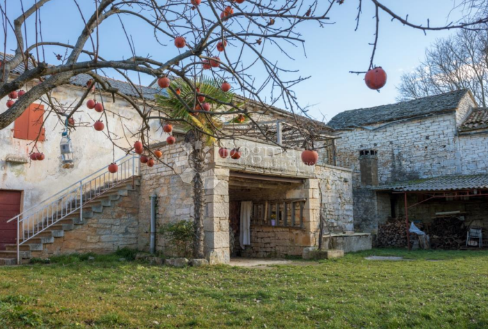 NEPREMIČNINE ZA MANJŠI KOMPLEKS ZASEBNIH HIŠ