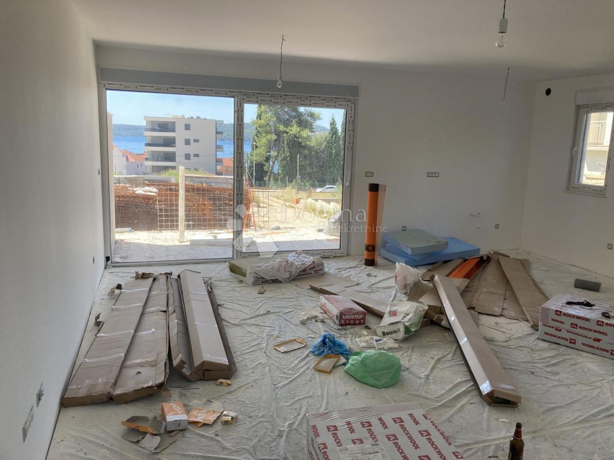 NOVOGRADNJA SEGET DONJI, DVOSOBNO STANOVANJE – 200 M OD MORJA!!