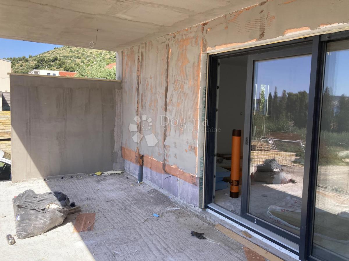 NOVOGRADNJA SEGET DONJI, DVOSOBNO STANOVANJE – 200 M OD MORJA!!