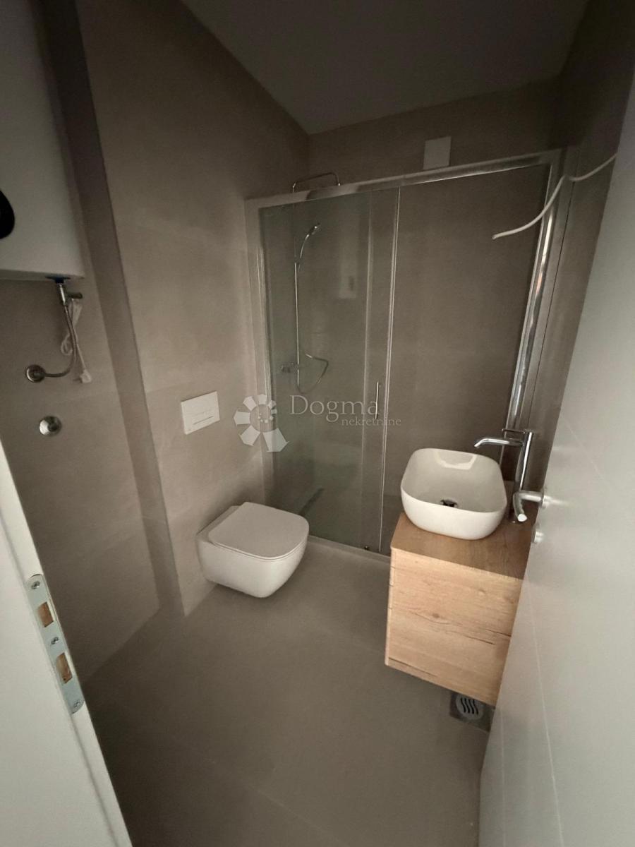 NOVOGRADNJA SEGET DONJI, DVOSOBNO STANOVANJE – 200 M OD MORJA!!