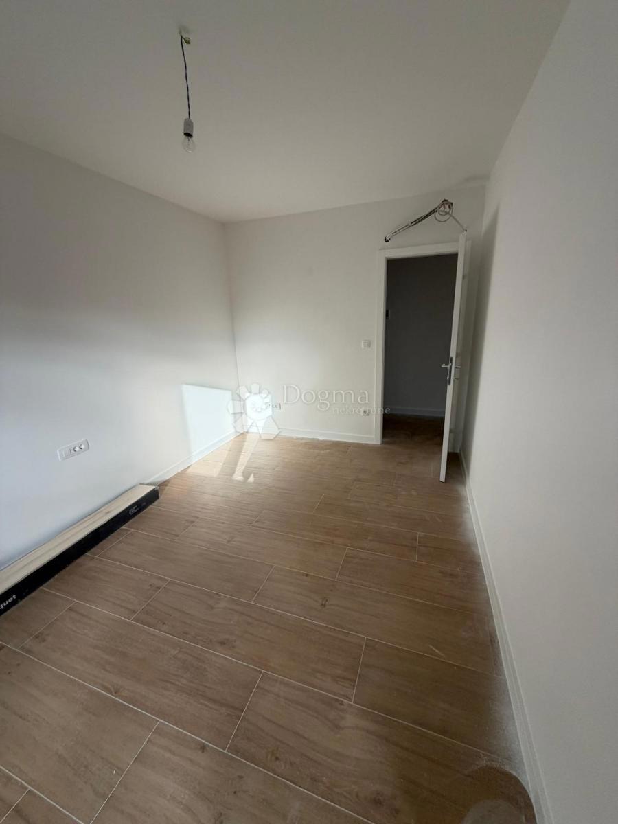 NOVOGRADNJA SEGET DONJI, DVOSOBNO STANOVANJE – 200 M OD MORJA!!