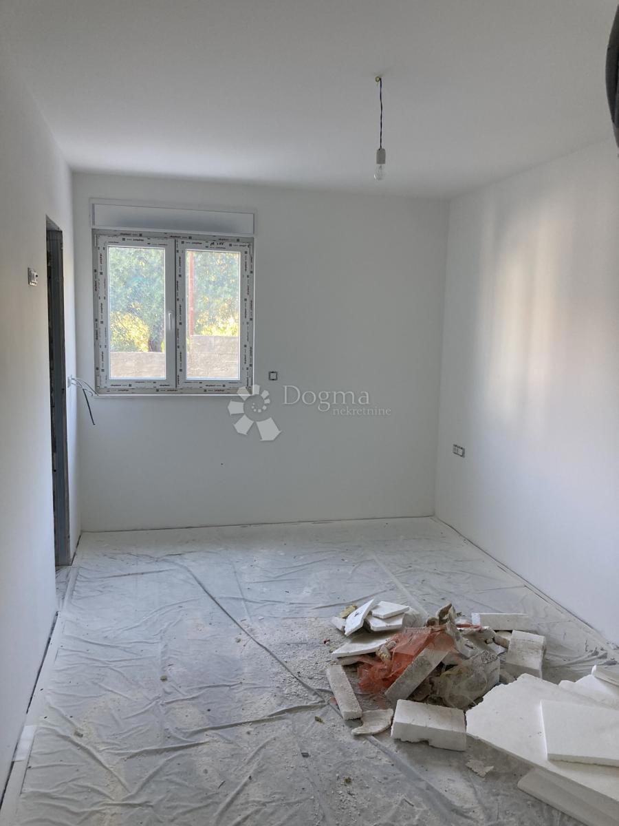 NOVOGRADNJA SEGET DONJI, DVOSOBNO STANOVANJE – 200 M OD MORJA!!