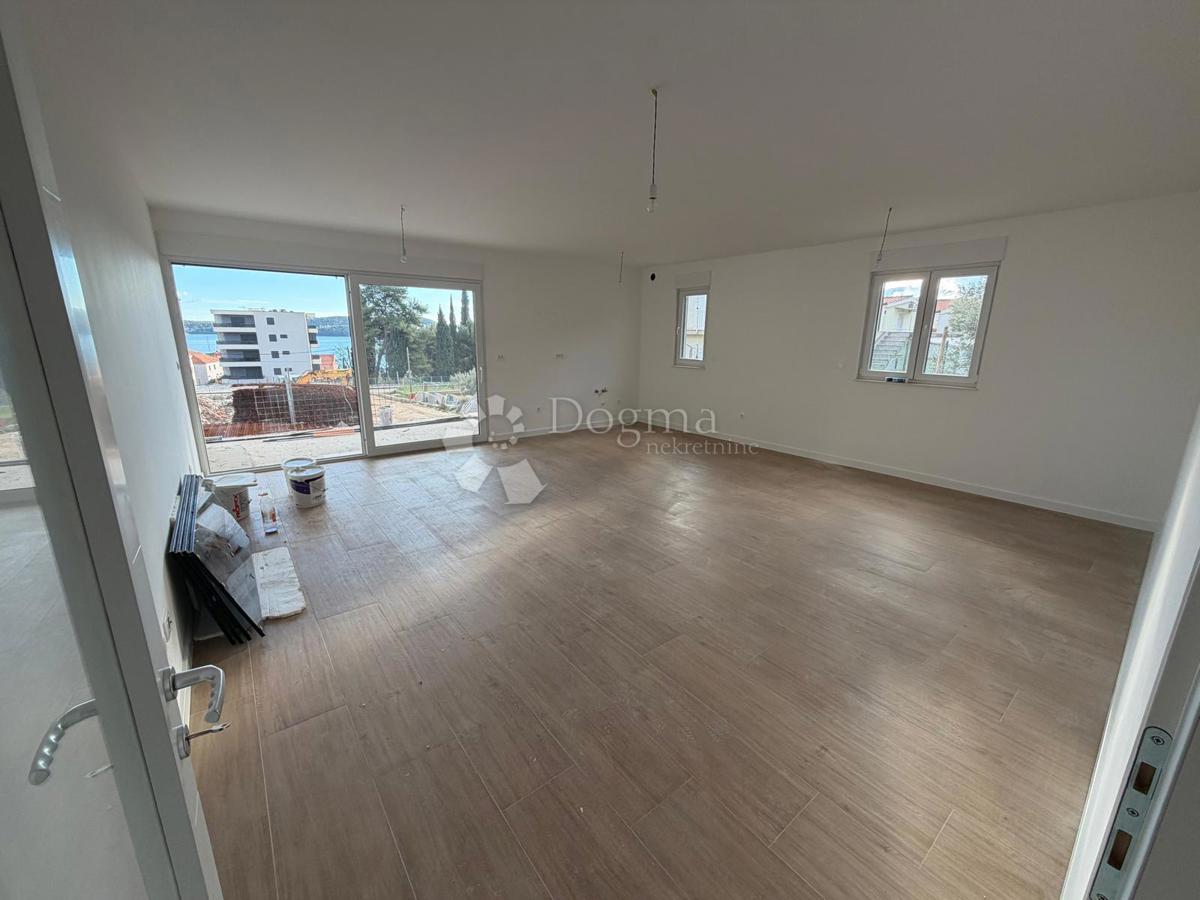 NOVOGRADNJA SEGET DONJI, DVOSOBNO STANOVANJE – 200 M OD MORJA!!