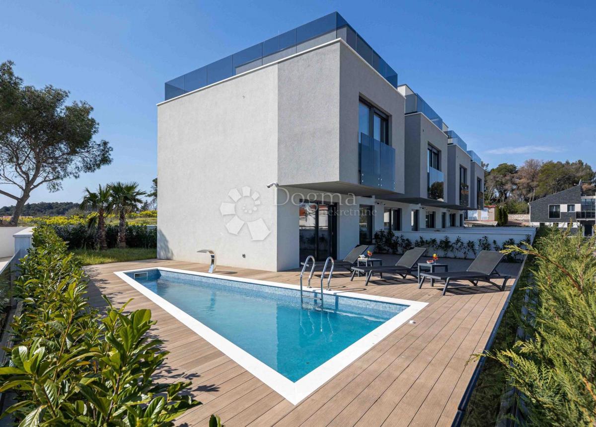 TROGIR/ČIOVO - ČUDOVITA VILA Z BAZENOM IN RAZGLEDOM