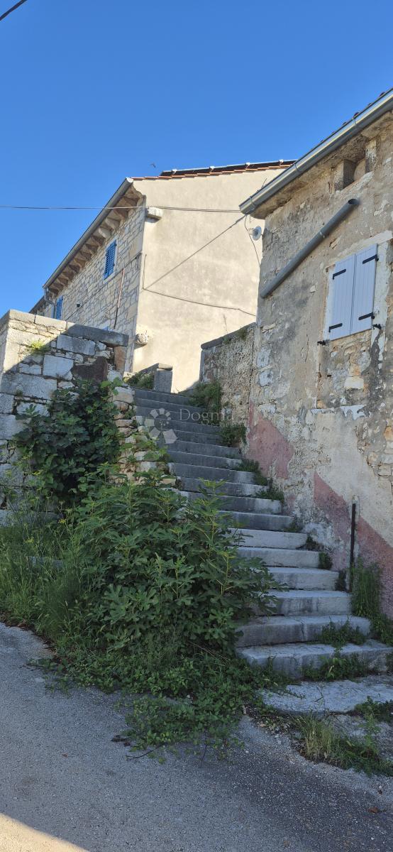 Adaptirana kamnita hiša nedaleč od Višnjana v fazi visokega roch-bauja