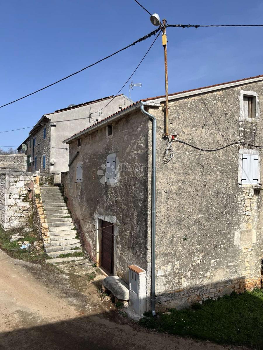 Adaptirana kamnita hiša nedaleč od Višnjana v fazi visokega roch-bauja