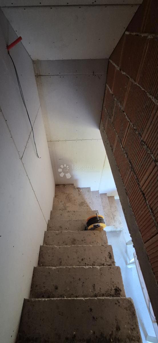 Adaptirana kamnita hiša nedaleč od Višnjana v fazi visokega roch-bauja