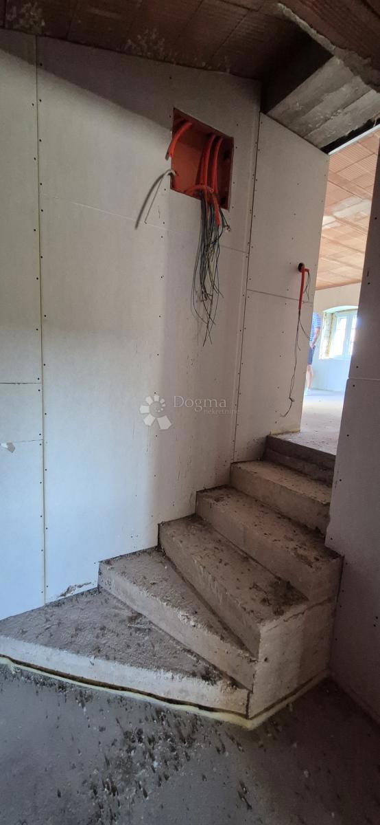 Adaptirana kamnita hiša nedaleč od Višnjana v fazi visokega roch-bauja
