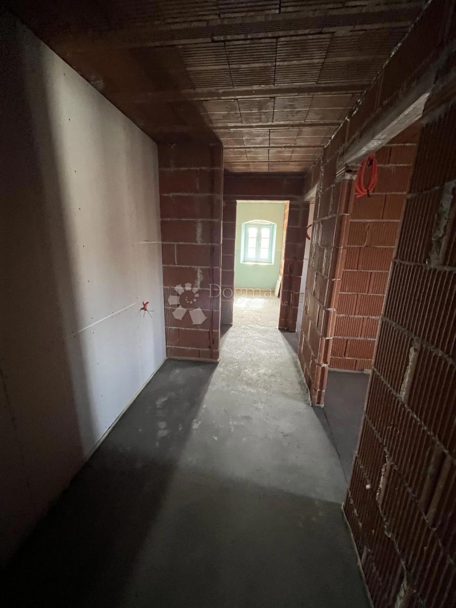 Adaptirana kamnita hiša nedaleč od Višnjana v fazi visokega roch-bauja