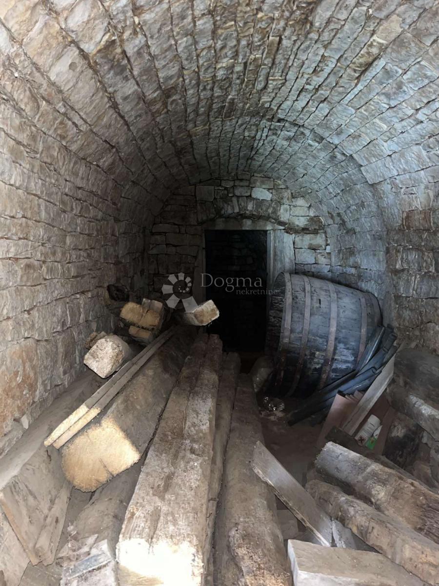 Adaptirana kamnita hiša nedaleč od Višnjana v fazi visokega roch-bauja