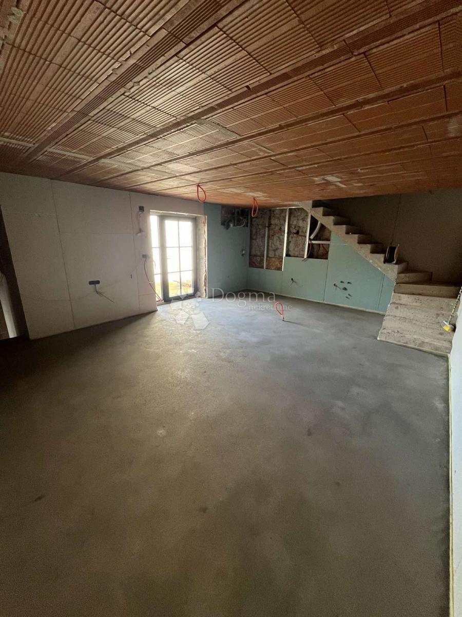 Adaptirana kamnita hiša nedaleč od Višnjana v fazi visokega roch-bauja
