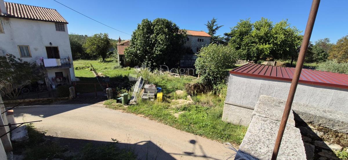 Adaptirana kamnita hiša nedaleč od Višnjana v fazi visokega roch-bauja