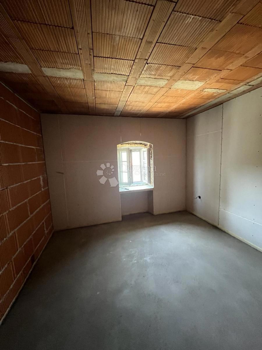 Adaptirana kamnita hiša nedaleč od Višnjana v fazi visokega roch-bauja