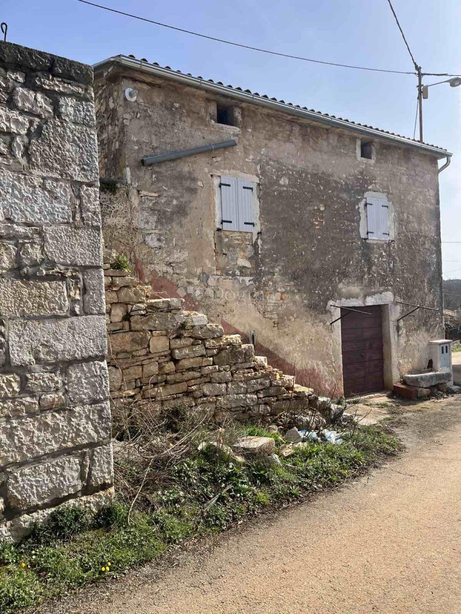 Adaptirana kamnita hiša nedaleč od Višnjana v fazi visokega roch-bauja