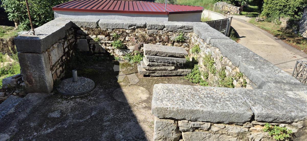 Adaptirana kamnita hiša nedaleč od Višnjana v fazi visokega roch-bauja