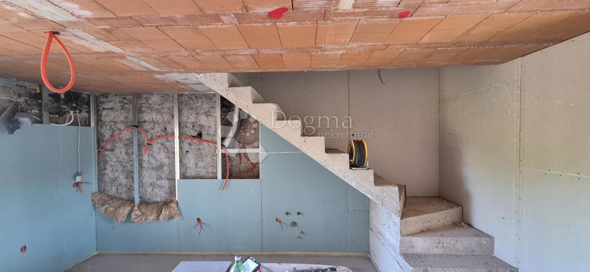 Adaptirana kamnita hiša nedaleč od Višnjana v fazi visokega roch-bauja