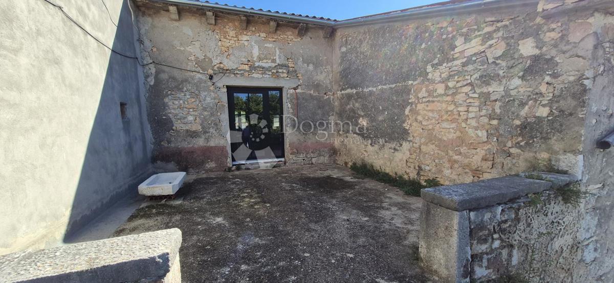 Adaptirana kamnita hiša nedaleč od Višnjana v fazi visokega roch-bauja
