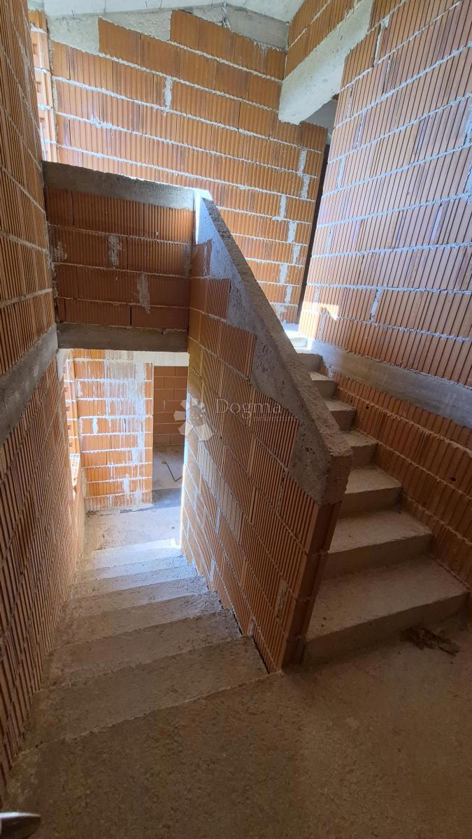 Čudovita hiša v fazi roch bau, uporabna bivalna površina 181,61 m2