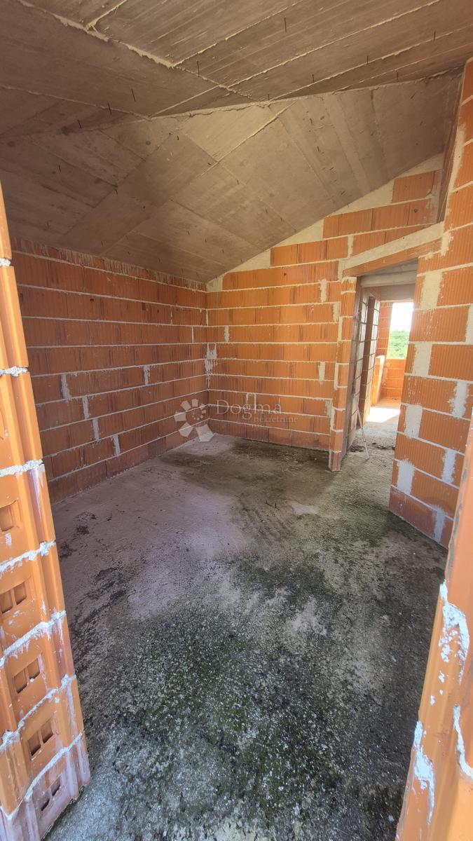Čudovita hiša v fazi roch bau, uporabna bivalna površina 181,61 m2