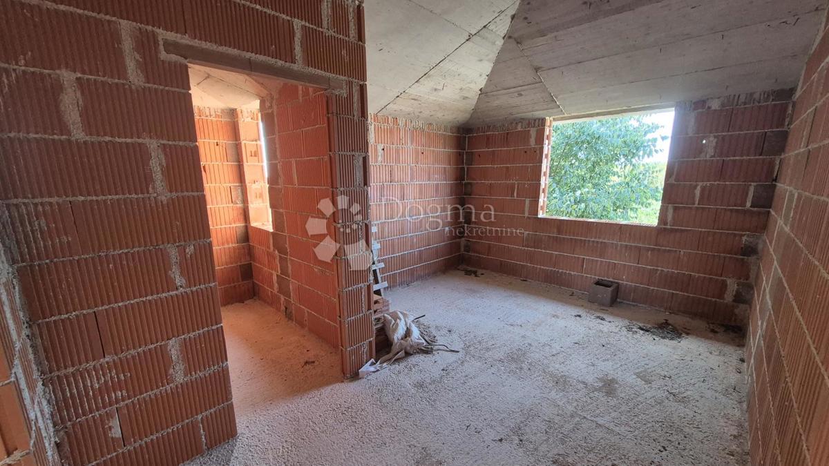 Čudovita hiša v fazi roch bau, uporabna bivalna površina 181,61 m2