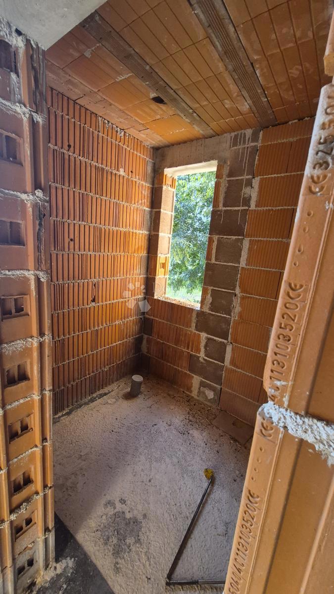 Čudovita hiša v fazi roch bau, uporabna bivalna površina 181,61 m2