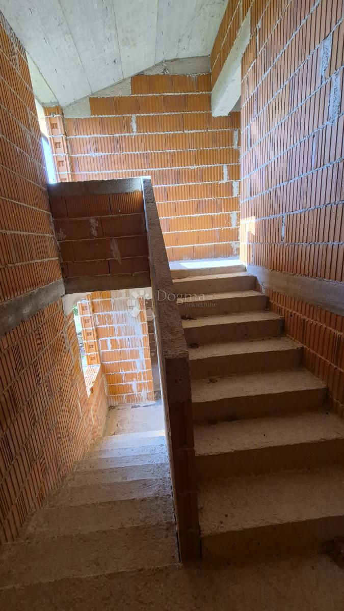 Čudovita hiša v fazi roch bau, uporabna bivalna površina 181,61 m2