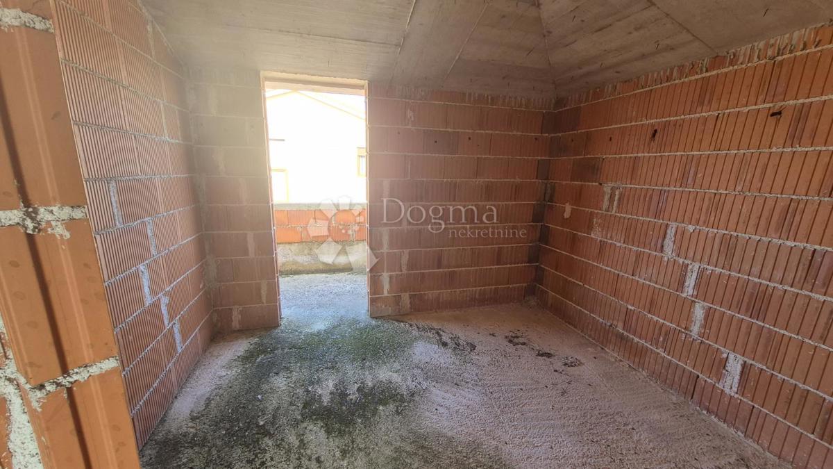 Čudovita hiša v fazi roch bau, uporabna bivalna površina 181,61 m2