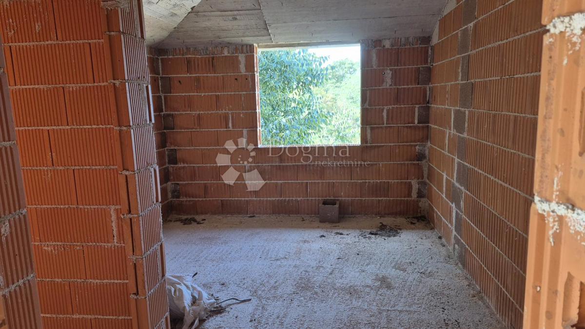Čudovita hiša v fazi roch bau, uporabna bivalna površina 181,61 m2