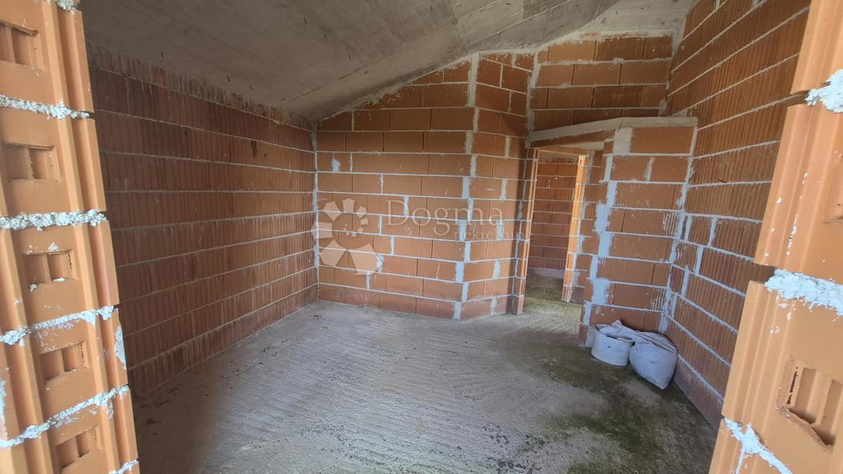 Čudovita hiša v fazi roch bau, uporabna bivalna površina 181,61 m2
