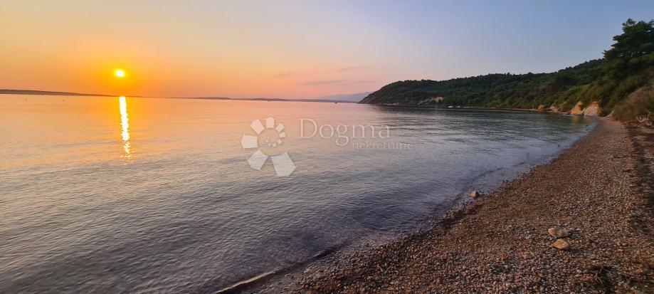 Ljubač | 1. vrsta do morja – površina stavbe 2823 m2