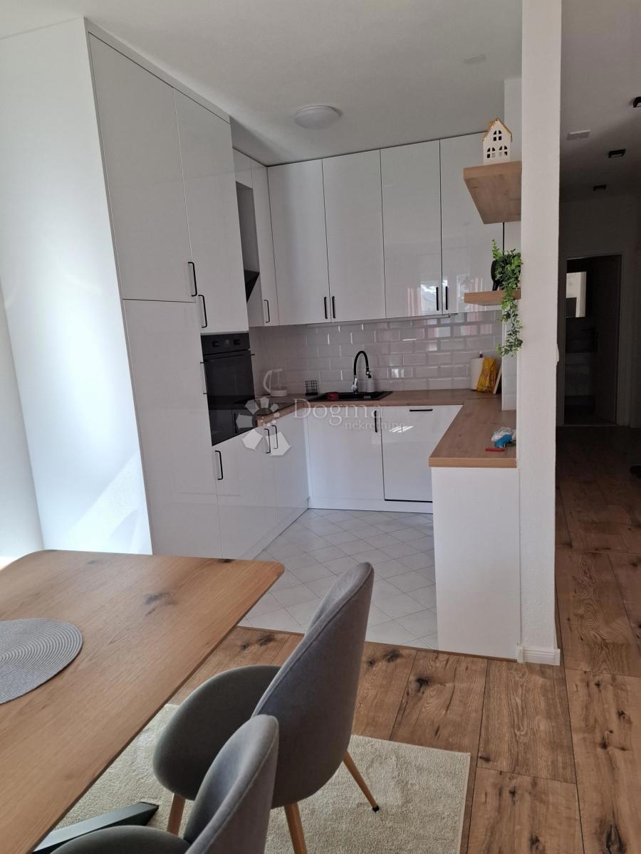 Stanovanje Okrug Gornji, Okrug, 78m2