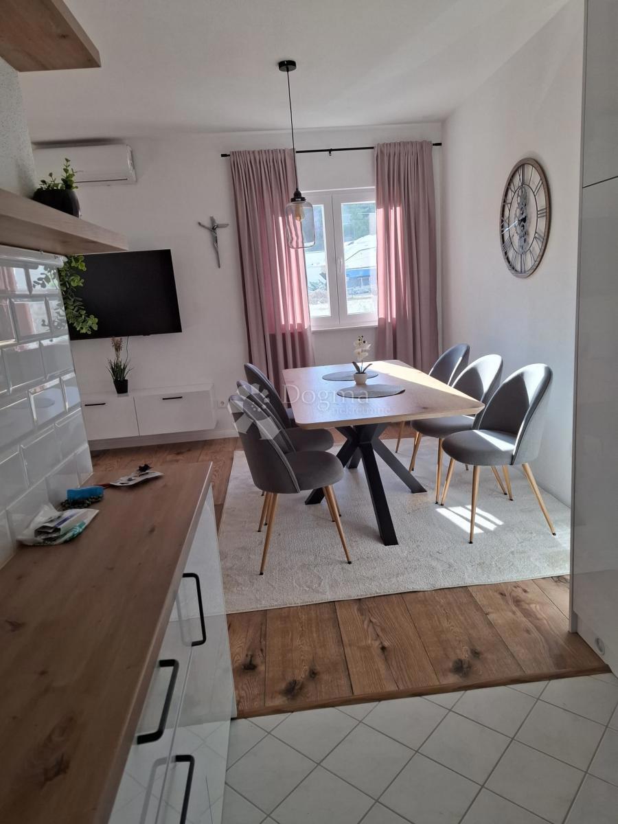 Stanovanje Okrug Gornji, Okrug, 78m2