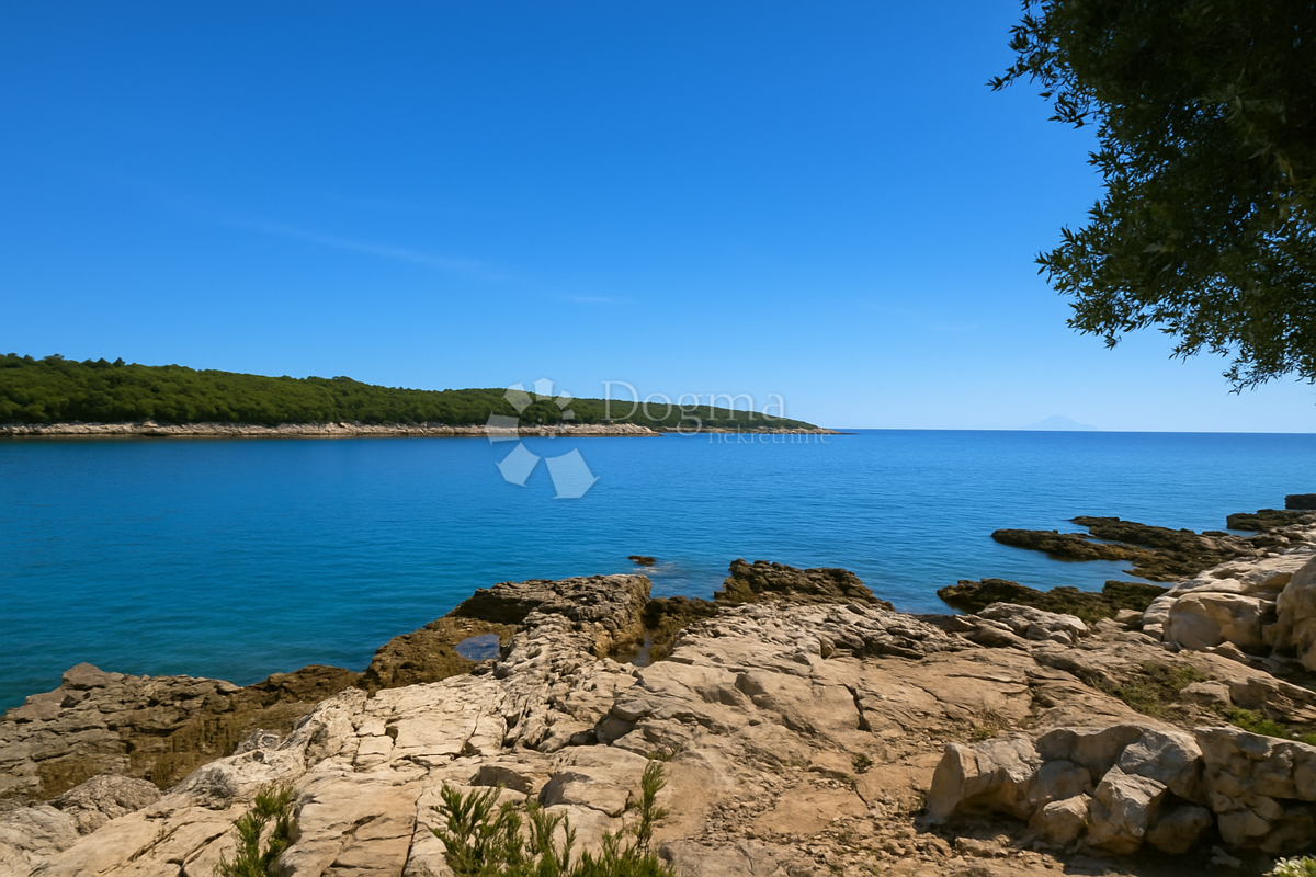 Duga Uvala – Apartma s potencialom, le 350 m od morja! NUJNA PRODAJA!