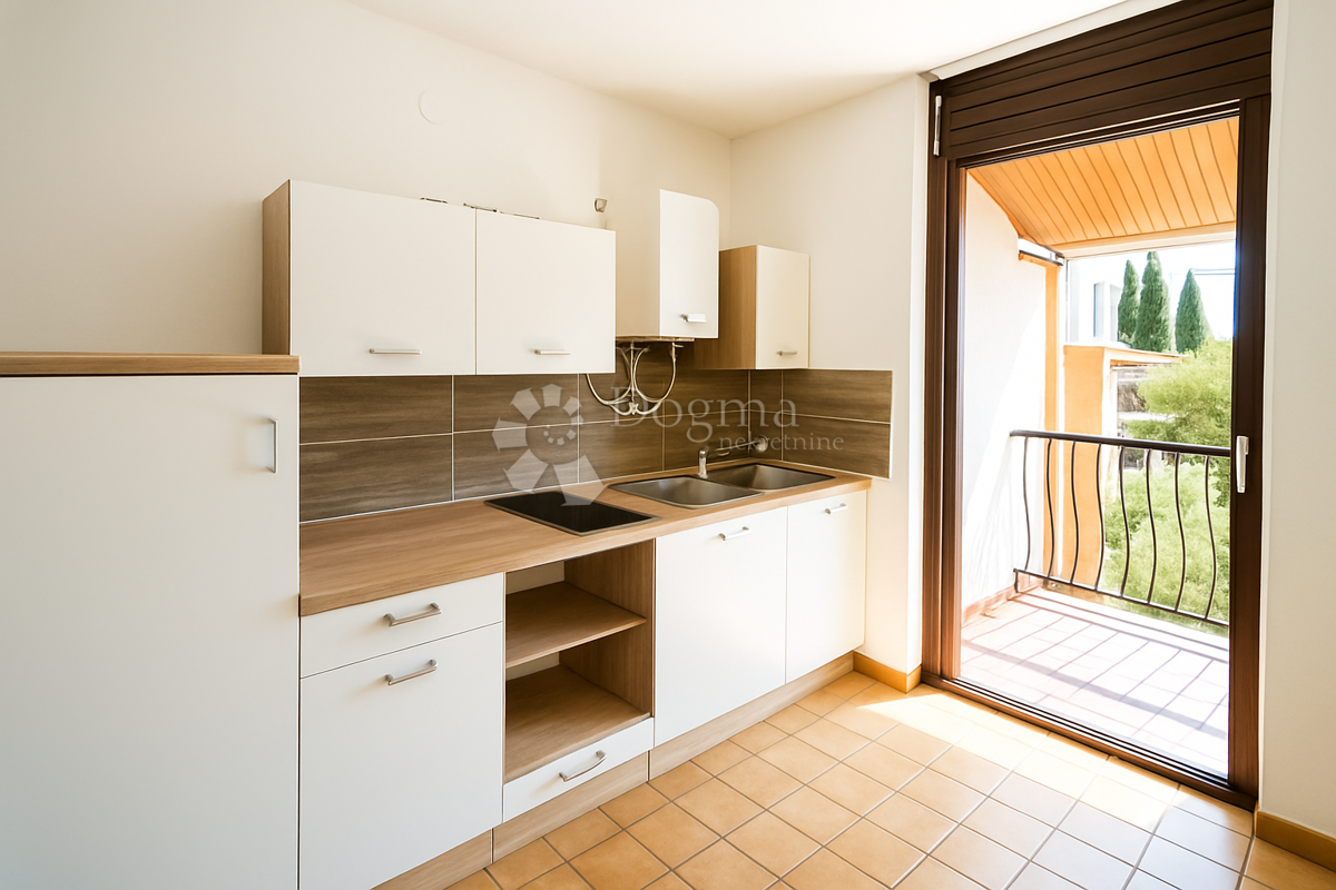 Duga Uvala – Apartma s potencialom, le 350 m od morja! NUJNA PRODAJA!