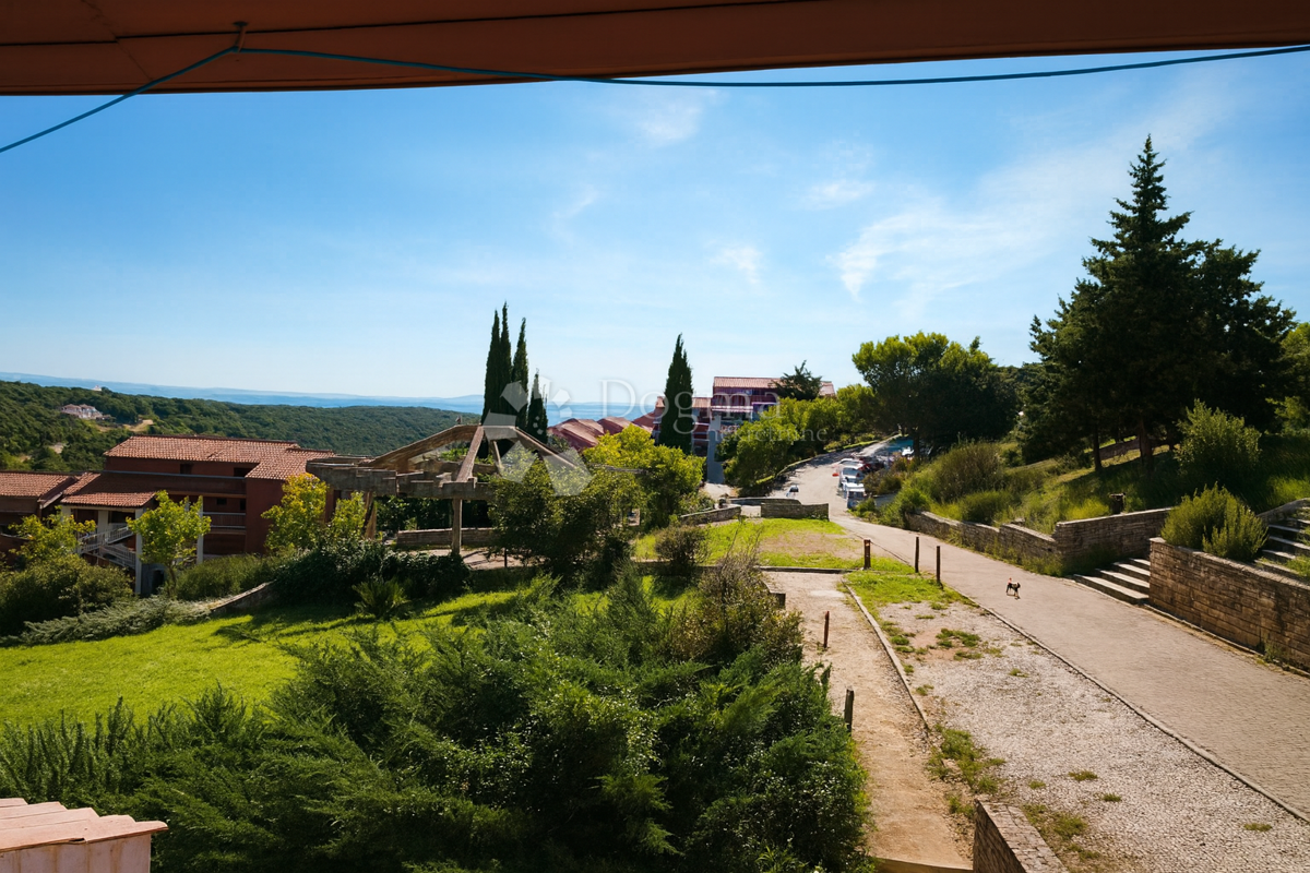 Duga Uvala – Apartma s potencialom, le 350 m od morja! NUJNA PRODAJA!