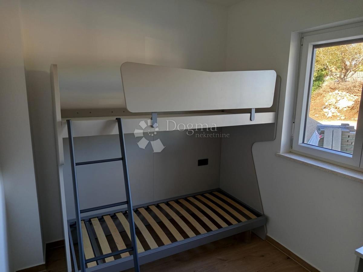 Moderno dvosobno stanovanje z bazenom