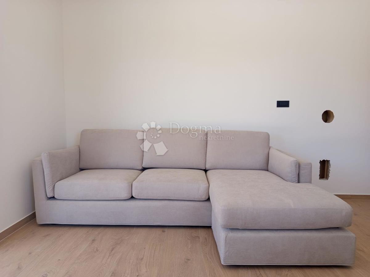 Moderno dvosobno stanovanje z bazenom