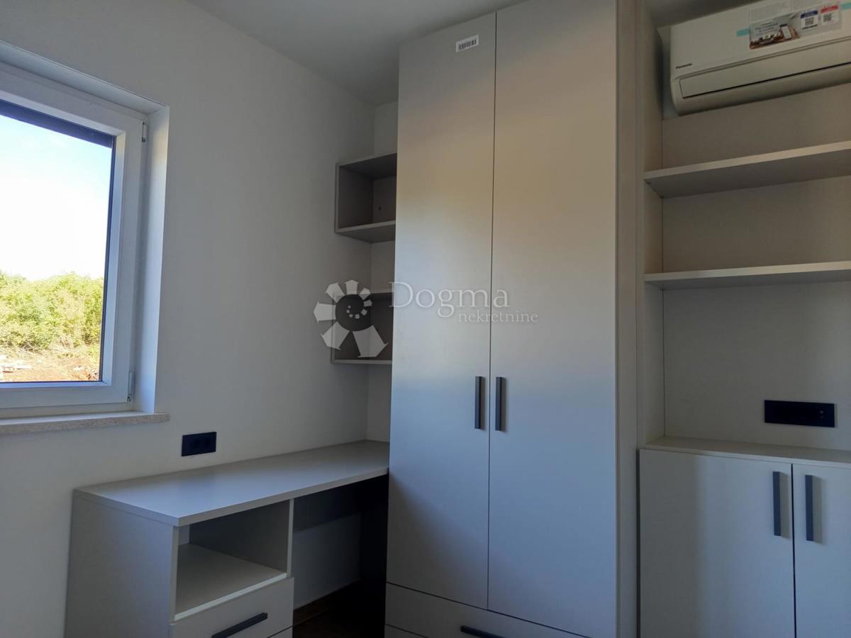 Moderno dvosobno stanovanje z bazenom