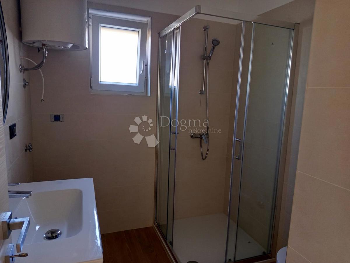 Moderno dvosobno stanovanje z bazenom