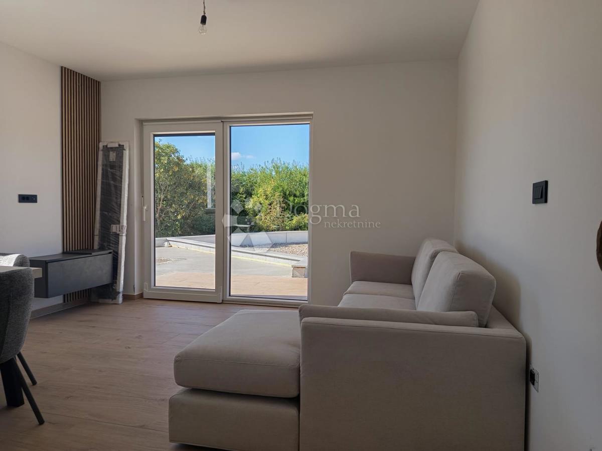 Moderno dvosobno stanovanje z bazenom