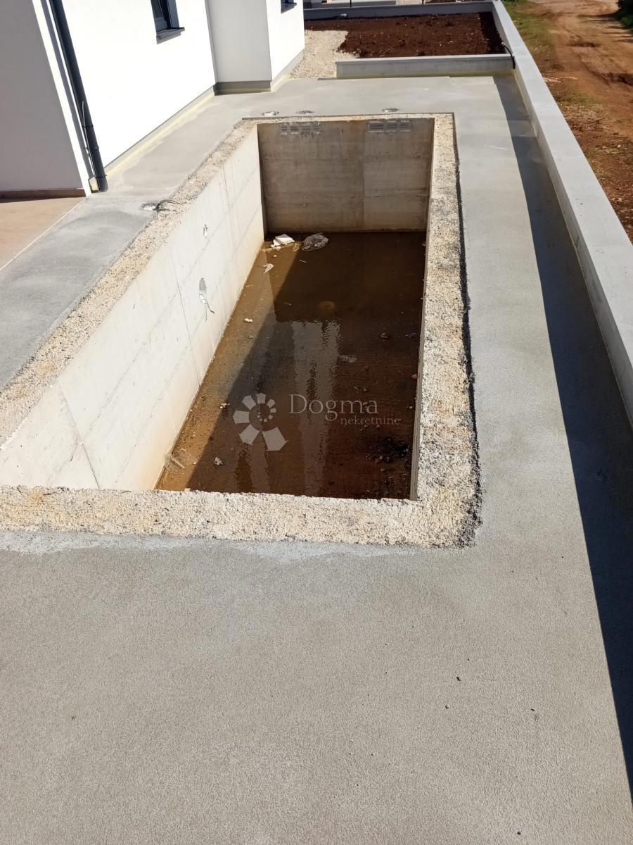 Moderno dvosobno stanovanje z bazenom