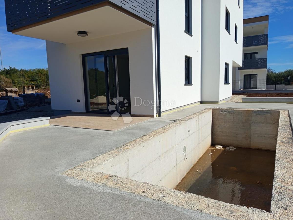 Moderno dvosobno stanovanje z bazenom