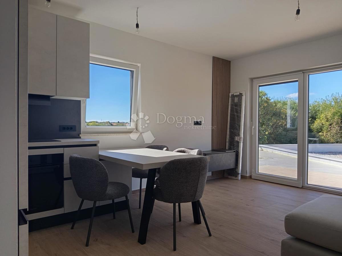 Moderno dvosobno stanovanje z bazenom