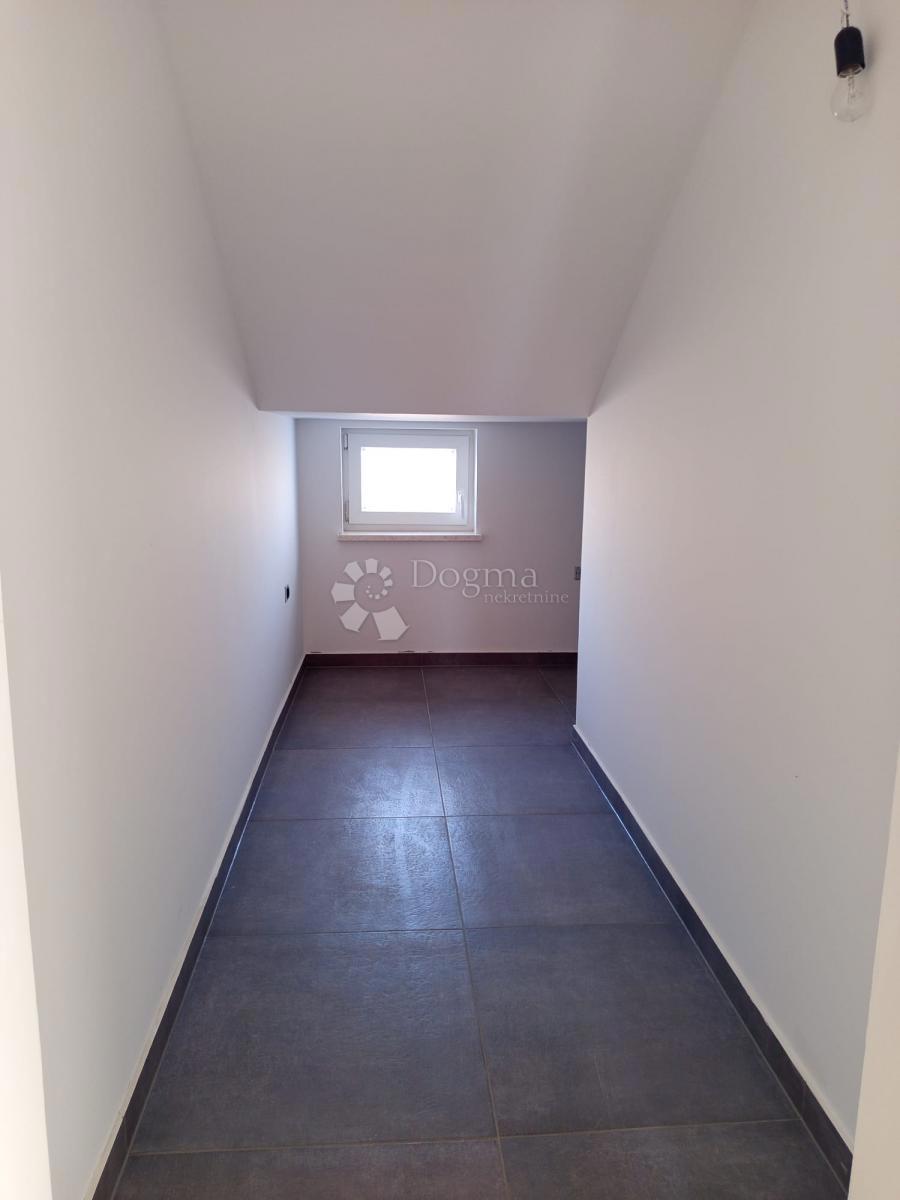 Moderno dvosobno stanovanje z bazenom